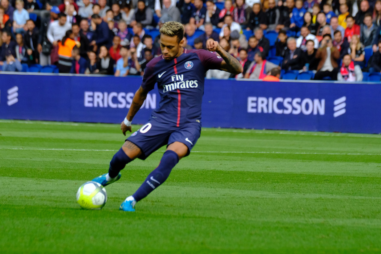 埃因霍温卫冕稳了？荷甲从未有球队半程领先11分被逆转丢冠（埃因霍温卫冕在望？荷甲史上无半程领先11分仍被翻盘丢冠先例）