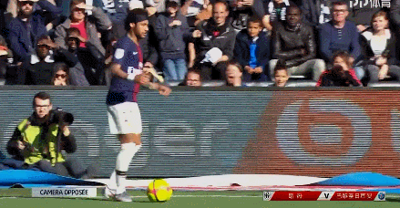 希腊媒：曼联与皇马已经报价奥林匹亚科斯18岁中场穆扎基蒂斯