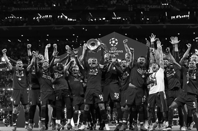 主裁：夸安萨拉拽丘库埃梅卡没判罚？这是极轻微、无效的拉拽