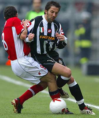 江苏节日！苏超决赛赛前南通队球迷场外集结为球队助威（江苏沸腾！苏超决赛前南通球迷场外集结为球队呐喊助威）