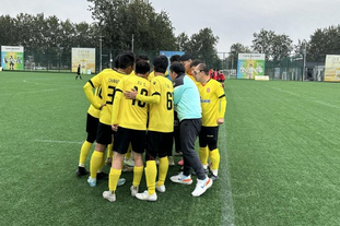 图片报：诺伊尔调整了训练流程，乌尔比希也激励着他继续（图片报：诺伊尔优化训练安排，乌尔比希也在激励他坚持前行）