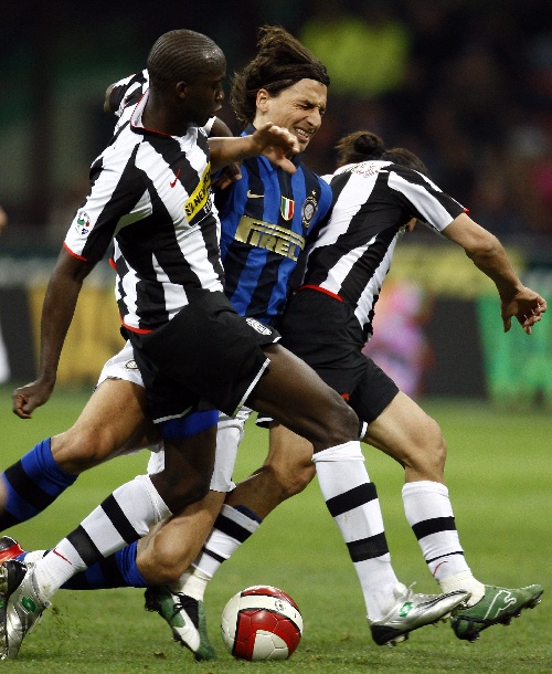 主场仅赢3场，本赛季亚泰的联赛主场胜率为全中超最低（亚泰本季联赛主场仅3胜，胜率全中超垫底）