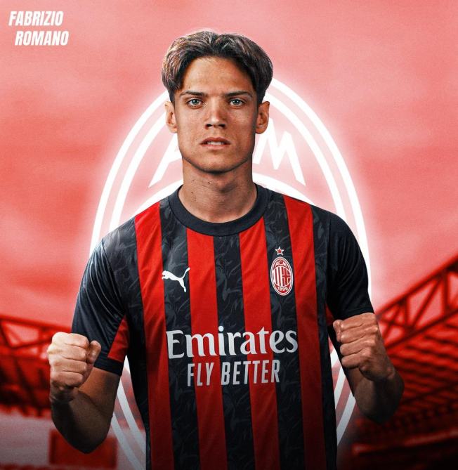 海港举办赛季总结会，王燊超乘直升机带冠军奖杯入场（海港举行赛季总结会，王燊超乘直升机捧杯亮相）