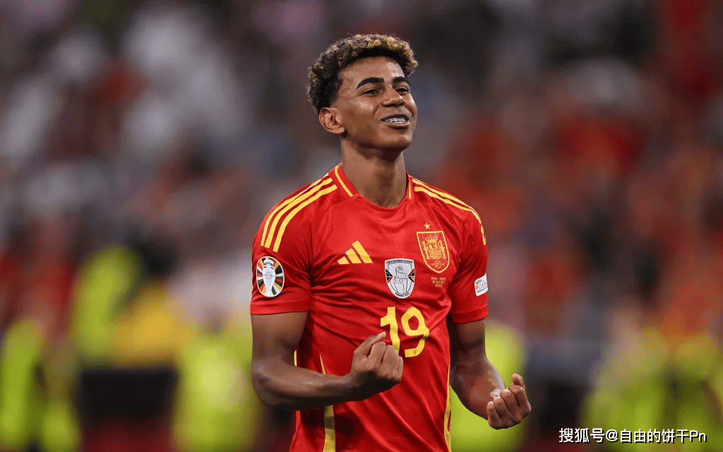 足球国足球迷自发组织万人方阵助威（万名球迷自发组建方阵为国足助威）