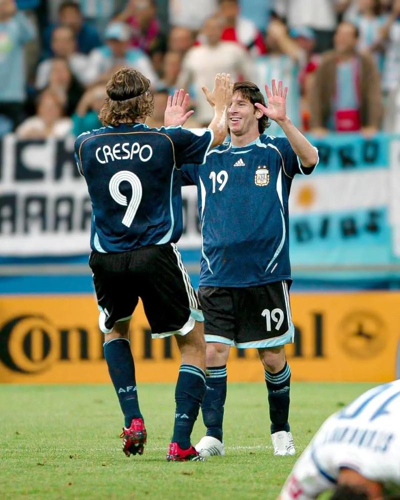 赵丽娜：走了70所学校，女孩踢球屈指可数；想让女孩踢球普及（赵丽娜：走访70校发现踢球女孩凤毛麟角，盼女足参与更普及）