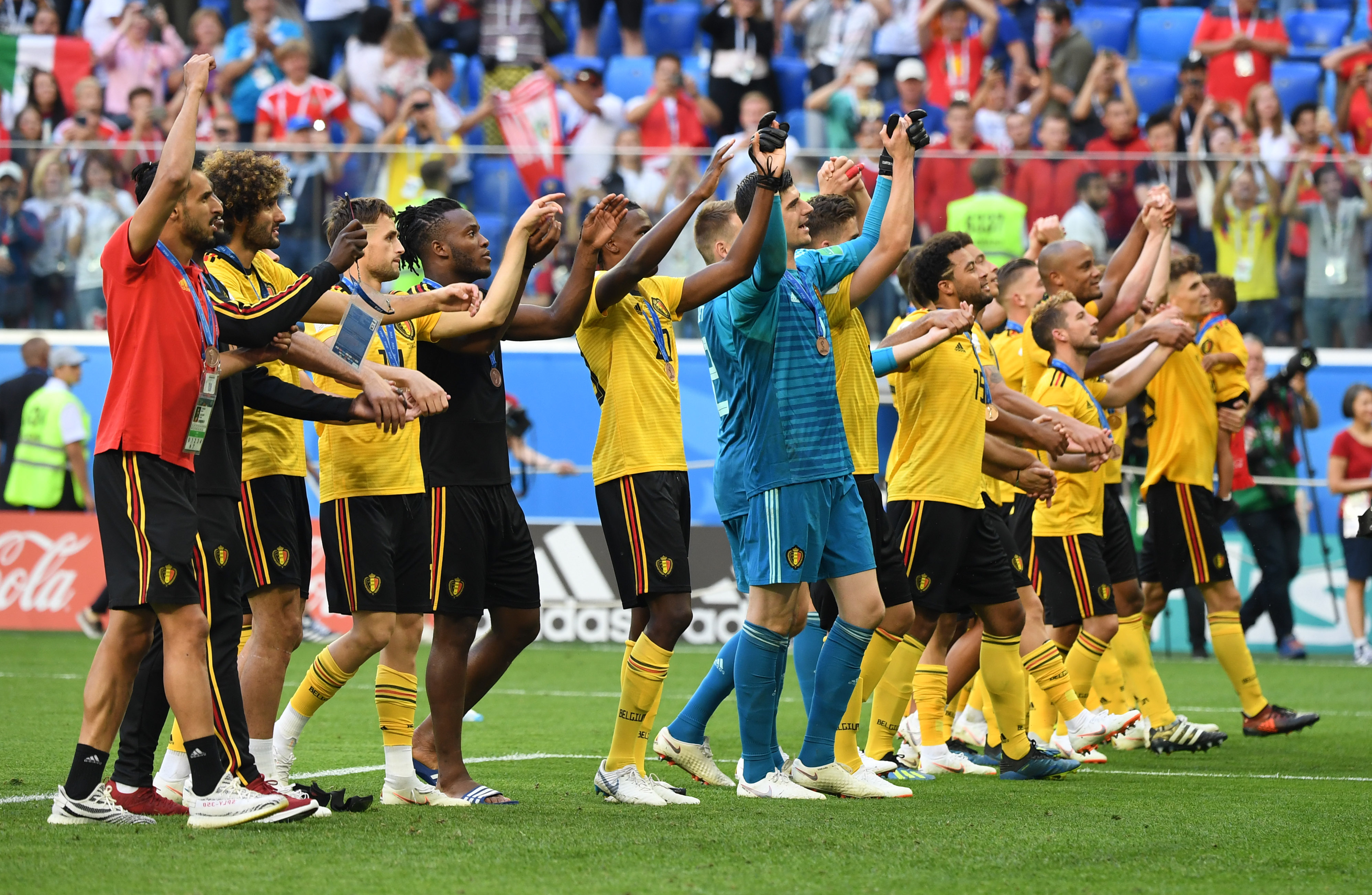 梅西不是不防守，而是将更多的精力都投入到进攻中去了！（梅西并非不防守，只是把重心放在进攻上）